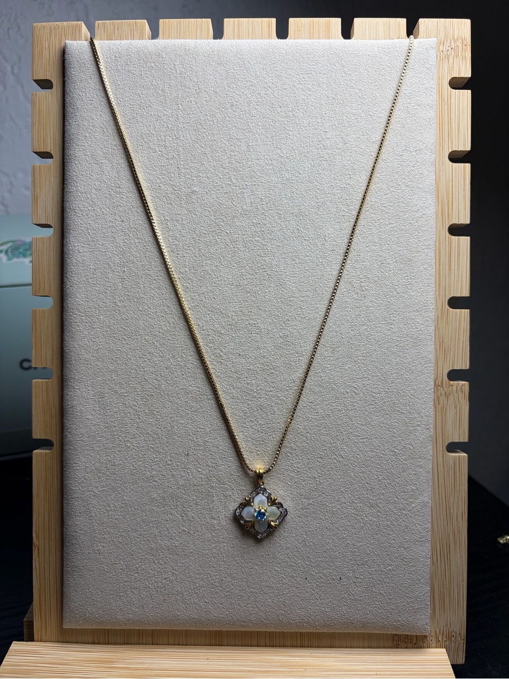 Elegant Gold Floral Opal Pendant Necklace